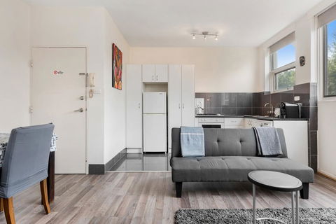 Explore Melbourne From A Convenient South Yarra Pad - Accommodation Main Beach 3