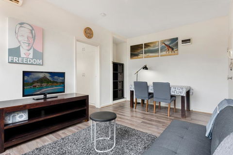 Explore Melbourne From A Convenient South Yarra Pad - Accommodation Main Beach 2