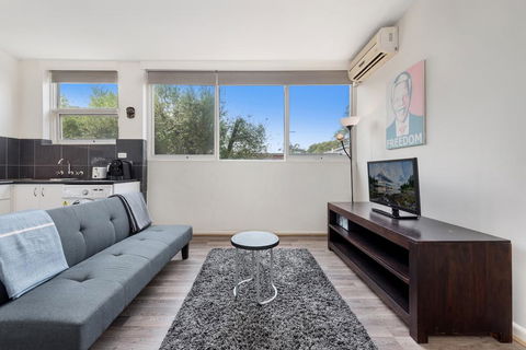 Explore Melbourne From A Convenient South Yarra Pad - Accommodation Main Beach 0