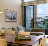 Explore Sydney from a peaceful modern apartment - Accommodation Main Beach
