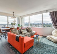 Exquisite 2 bed apartment with beach  city views - Accommodation Main Beach