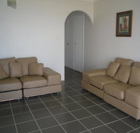 Fabulous location - Ground Floor Waterfront Unit Clearview Apartments - Accommodation Main Beach