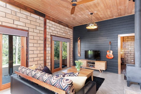 Falls River Luxury Accommodation - Accommodation Main Beach 0