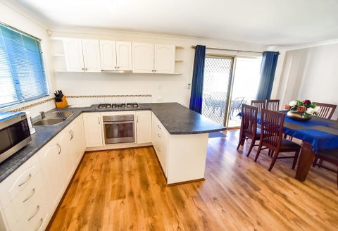 Family Breaks - Accommodation Main Beach 0