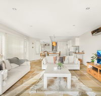 Family House With BBQ Deck Water View and Parking - Accommodation Main Beach