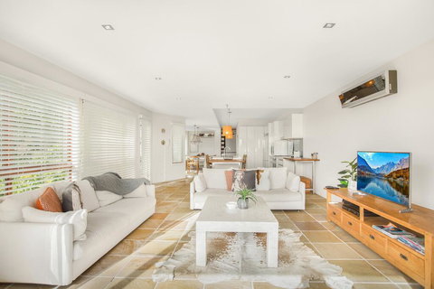 Family House With BBQ Deck, Water View And Parking - Accommodation Main Beach 0