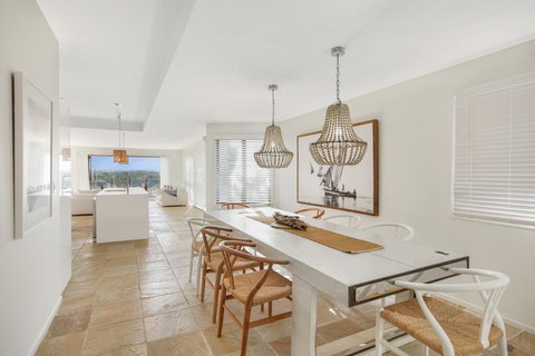 Family House With BBQ Deck, Water View And Parking - Accommodation Main Beach 3