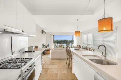 Family House With BBQ Deck, Water View And Parking - Accommodation Main Beach 2