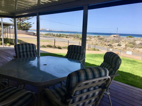 Family Tides - Accommodation Main Beach 3