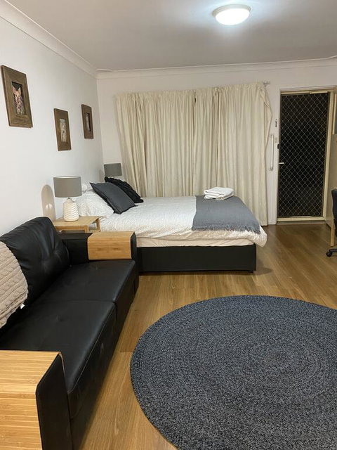 Family Unit March St Orange - Accommodation Main Beach 1