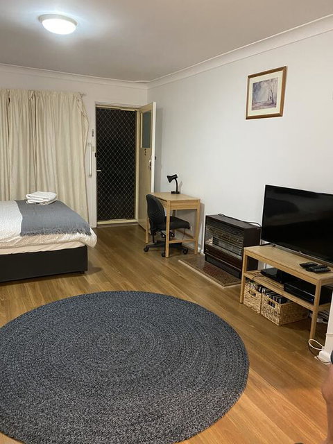 Family Unit March St Orange - Accommodation Main Beach 2