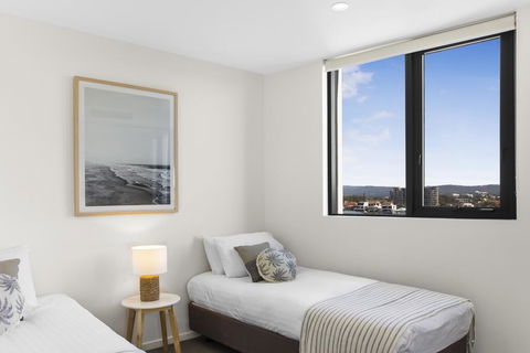 Family Unit With Parking, Balcony, Pool Near Beach - Accommodation Main Beach 2
