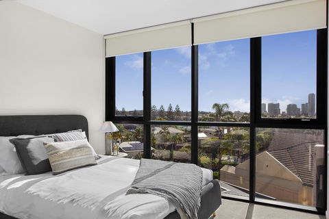 Family Unit With Parking, Balcony, Pool Near Beach - Accommodation Main Beach 1