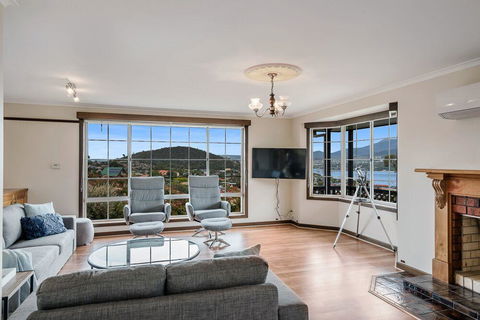 FAMILY With Children Of All Ages - Water/Bridge View - Accommodation Main Beach 3