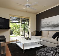 Feathers Serviced Townhouse - Accommodation Main Beach