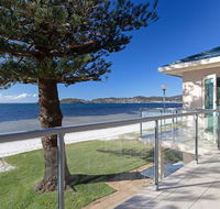 Filoli' 91 Foreshore Drive - huge waterfront home - Accommodation Main Beach