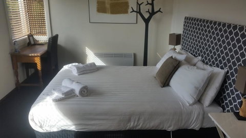 Fish Creek Hotel - Accommodation Main Beach 2