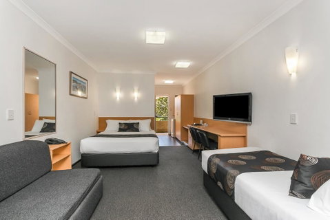 Flag Motor Lodge - Accommodation Main Beach 3