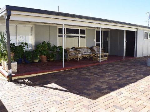 Fossickers Cottages - Accommodation Main Beach 2