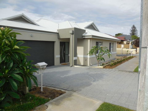 Frangipani Villa Innaloo - Accommodation Main Beach 2