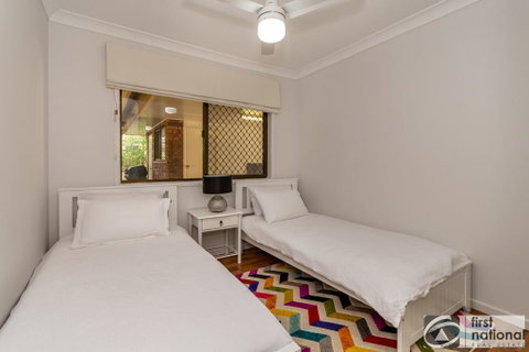 Freshly Revovated Dog Friendly House Walking Distance To Waterfront! - Accommodation Main Beach 3