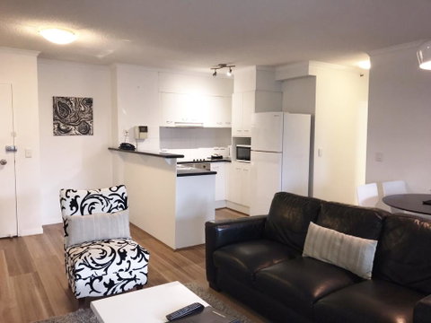 Frisco Apartments - Accommodation Main Beach 1