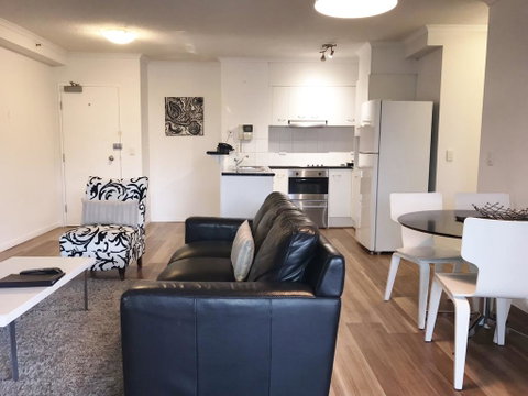 Frisco Apartments - Accommodation Main Beach 2