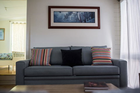 Funky Flat On Acreage - Accommodation Main Beach 1