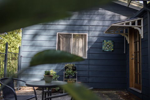 Funky Flat On Acreage - Accommodation Main Beach 0