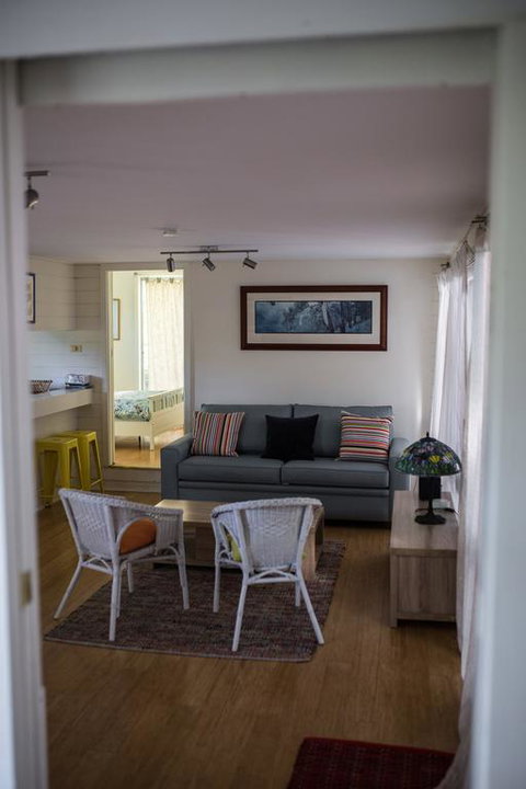 Funky Flat On Acreage - Accommodation Main Beach 3