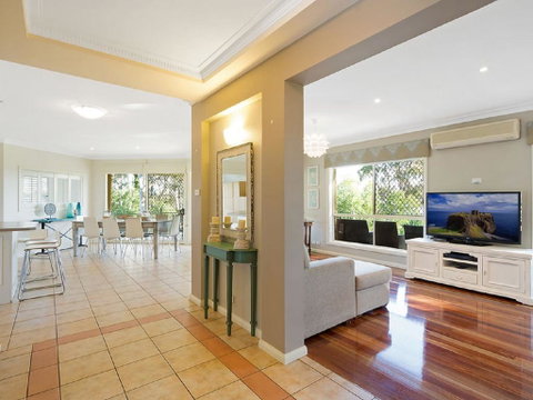 Gareth House - Accommodation Main Beach 3