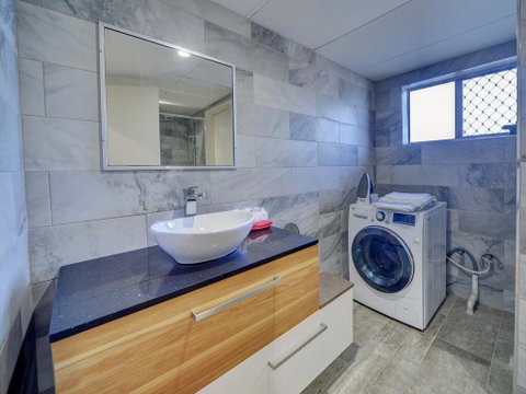 GCHM Beachside Getaway With Netflix & Wi-Fi - Accommodation Main Beach 3