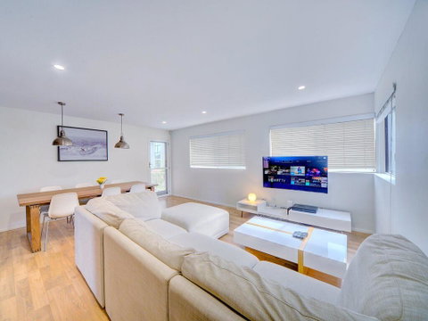 GCHM Beachside Getaway With Netflix & Wi-Fi - Accommodation Main Beach 0