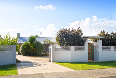 GIFFORD HOUSE - Accommodation Main Beach 1