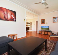 Glandore Estate Vineyard Homestead onsite cellar door  walk to restaurants incl EXP - Accommodation Main Beach