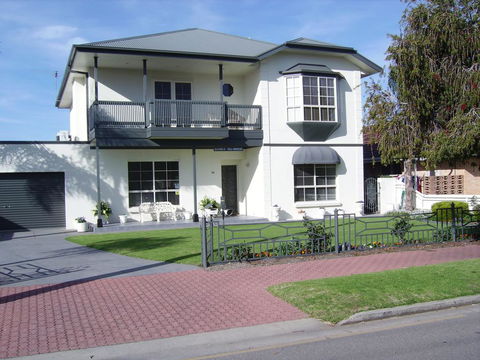 Glenelg Sea-Breeze - Accommodation Main Beach 3