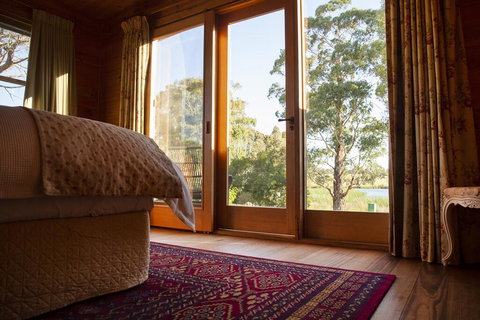 Glenlowren - Accommodation Main Beach 1