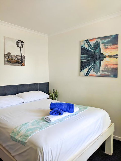 Globetrotters International - Accommodation Main Beach 3