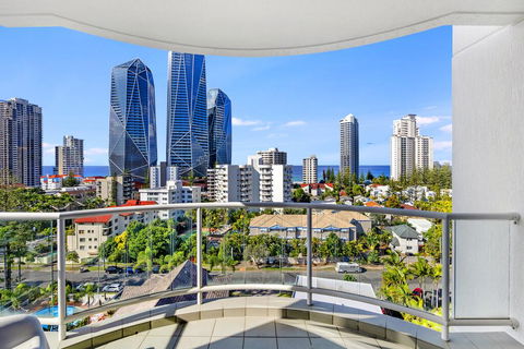 Gold Tower Private Deluxe King Room - Accommodation Main Beach 1