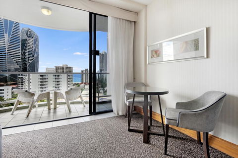 Gold Tower Private Deluxe King Room - Accommodation Main Beach 3