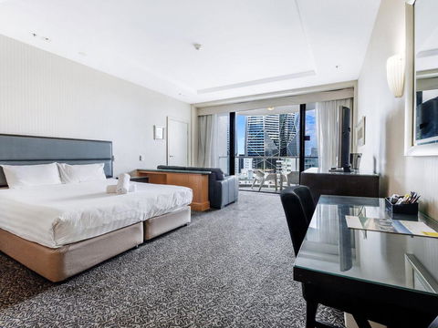 Gold Tower Private Deluxe King Room - Accommodation Main Beach 0