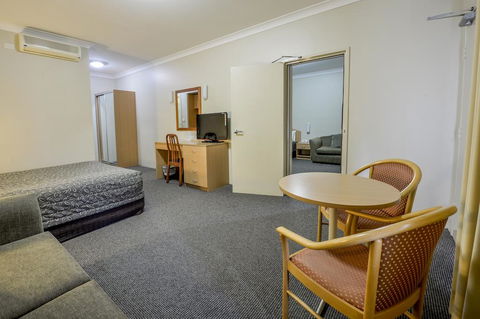 Golden Guitar Motor Inn - Accommodation Main Beach 0