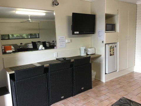 Golden Palms Motor Inn - Accommodation Main Beach 2