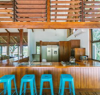 Golden Sunbird - Accommodation Main Beach