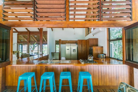 Golden Sunbird - Accommodation Main Beach 0