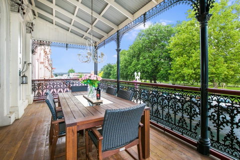 Grand & Central On George - Unique - Opulent - Accommodation Main Beach 0