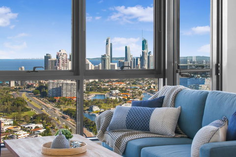 Grand Beach Views In 2-Bed Apartment With Balcony - Accommodation Main Beach 1