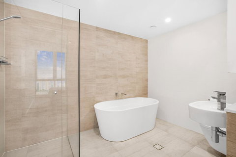 Grand Beach Views In 2-Bed Apartment With Balcony - Accommodation Main Beach 2