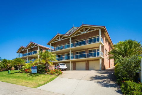Grand Pacific 1 Unit 1 - Accommodation Main Beach 2