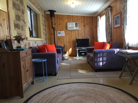 Granmas Cottage - Accommodation Main Beach 2